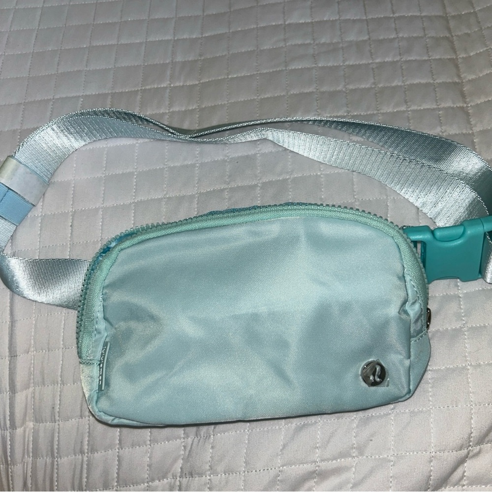Lululemon Everywhere Areo Blue Belt Bag 1L-NWOT